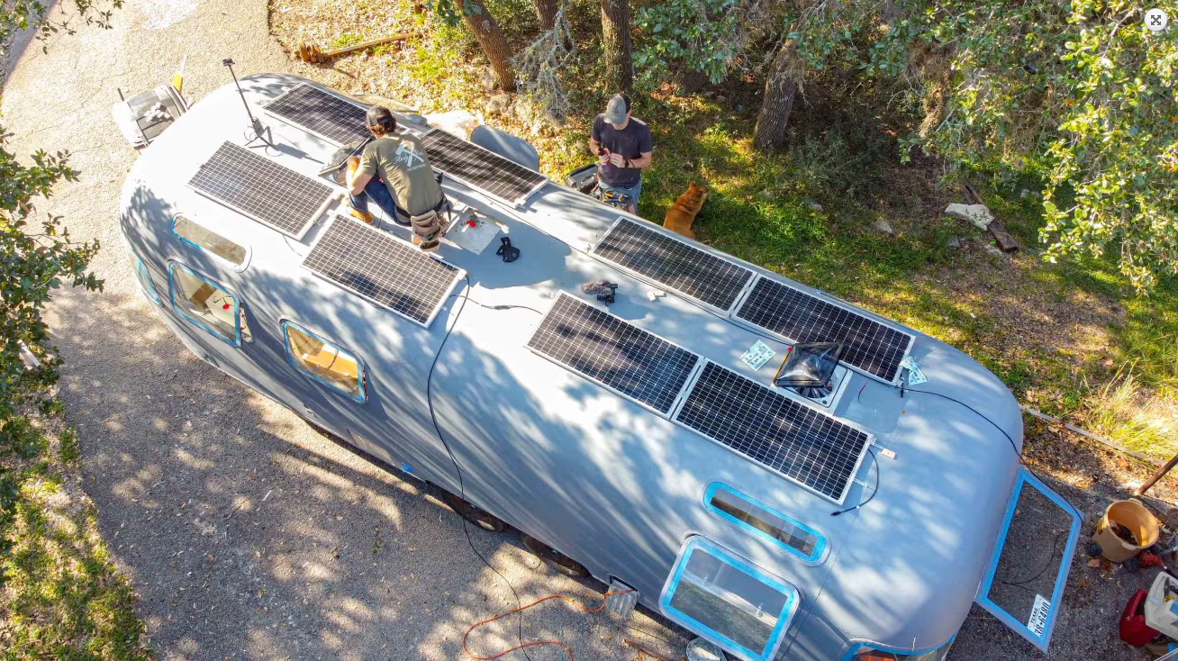 Ein Wohnmobil mit Solarmodulen, von oben.
