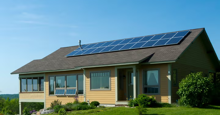 Ein Haus mit Sonnenkollektoren.